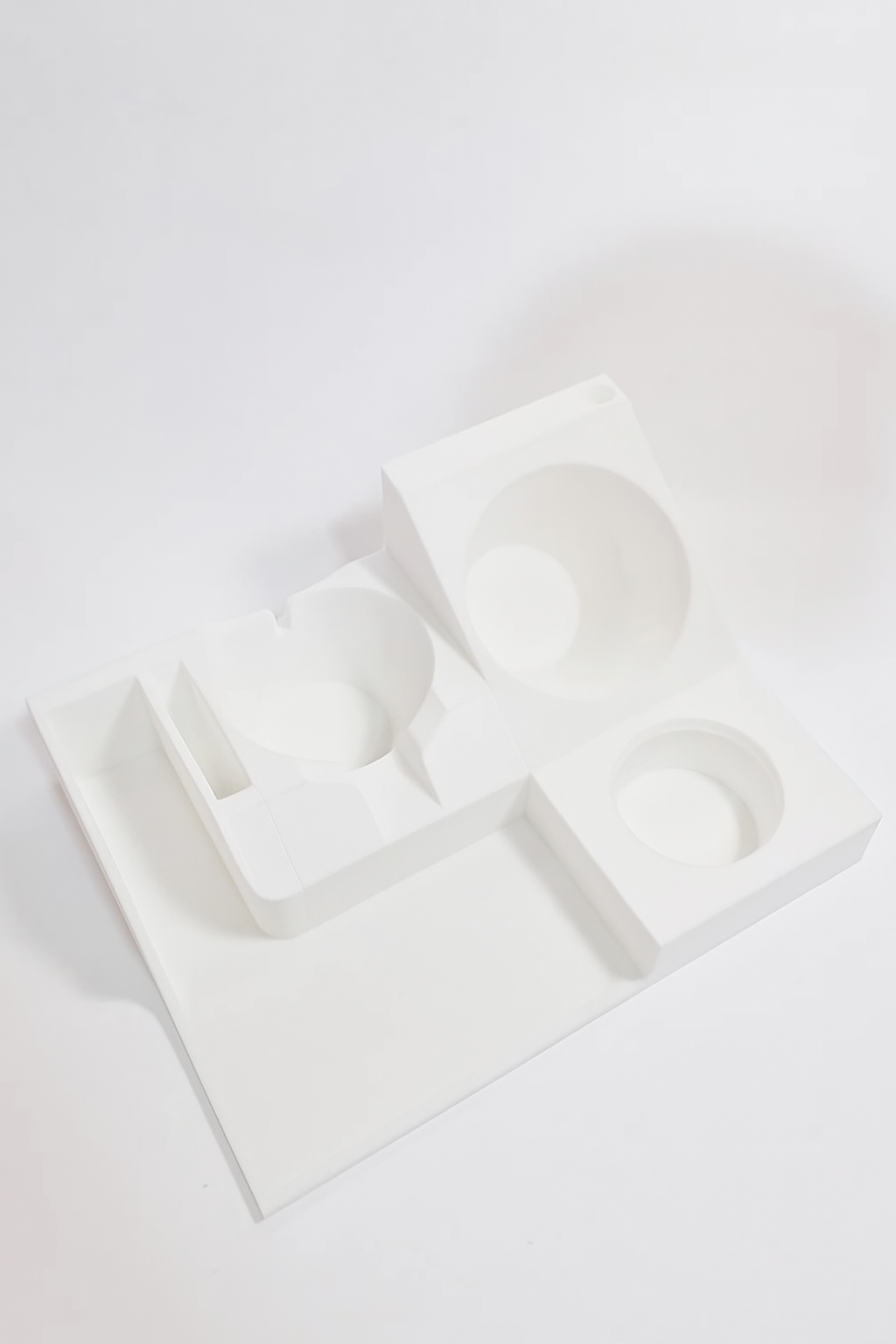 منظم ادوات اكس بلوم بتصميم مكتبي مع مكان مخصص لفلاتر لون ابيض